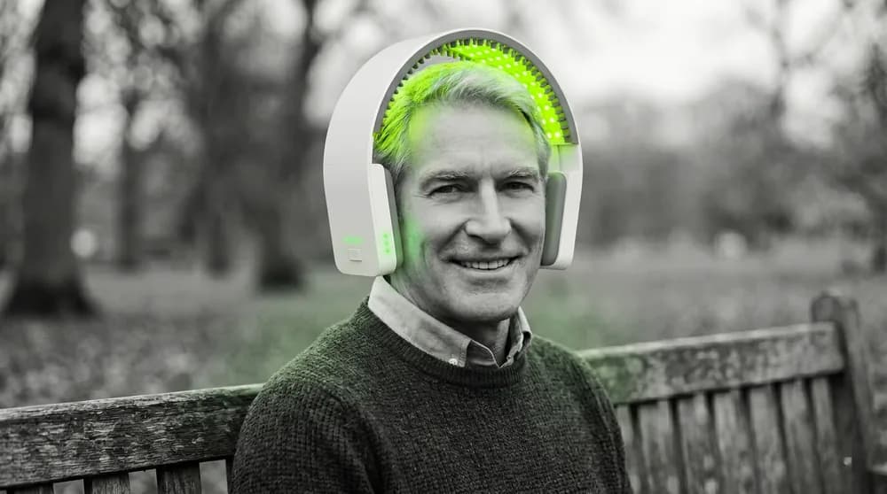 Mann mit einer Rotlicht-Laserkappe (LLLT) — evidenzbasierte Mittel gegen erblichen Haarausfall